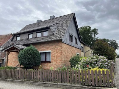 Viel Platz + Potential: Altbau mit Anbau (als EFH od. ZFH) mit 8 Zi., 4 Bädern, 2 EBK + 2 Garagen