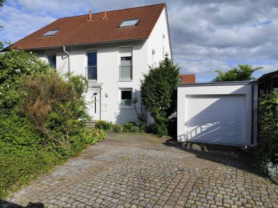 Grosszügige Doppelhaushälfte/ Niedrigenergiehaus auf sonnigem Grundstück