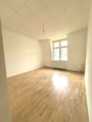 Neu renovierte schöne Altbau 2-Zimmer-Wohnung in zentraler Lage