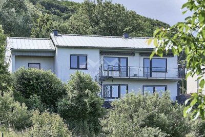 Panoramablick!  Modernisiertes EFH mit Garten und Garage wartet auf eine Familie mit Kindern.