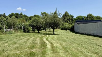LIEBEVOLL GEPFLEGT MIT PANORAMATERRASSE, NEBENGEBÄUDE UND SONNIGEM XXL GARTEN