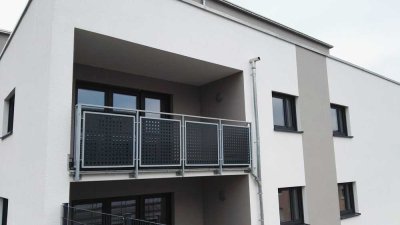 Neuwertige 2-Zimmer-Wohnung mit Balkon und Einbauküche in Trier.