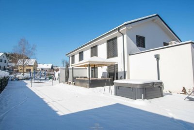 Luxus-Doppelhaushälfte in sonniger Ruhelage – Modernes Wohnen mit Garten, Whirlpool &amp; Stadtnähe