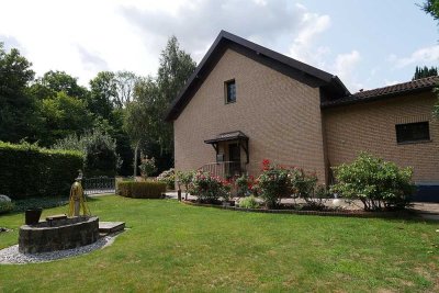 freistehendes Einfamilienhaus mit Einliegerwohnung und 3 Garagen in Bönen-Lenningsen