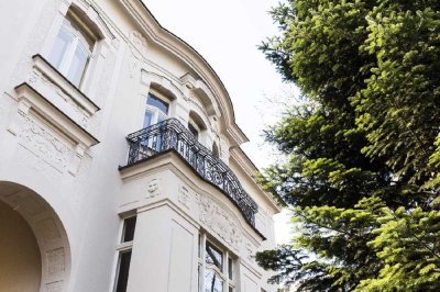 Luxuswohnung in Bestlage: Herrschaftliche Altbau-Villa mit Einbauküche und drei Balkonen