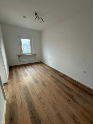 Erstbezug nach Sanierung- charmanter Altbau, EBK, Südstadt