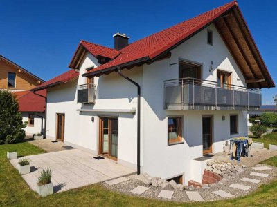 Neuwertige Erdgeschoßwohnung mit kleinem Garten und Garage, demnächst frei werdend in schöner Lage.