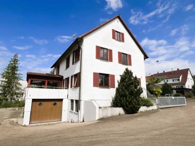 Freistehendes Einfamilienhaus mit Wintergarten, großer Einzelgarage und Stellplätzen