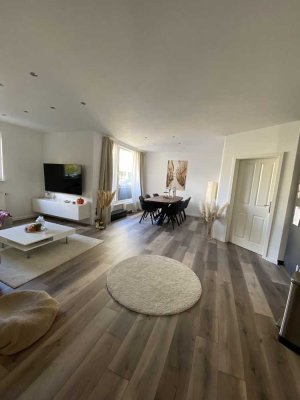 Moderne & helle Dachgeschosswohnung mit Balkon und Blick ins Grüne in Duisburg-Rumeln-Kaldenhausen