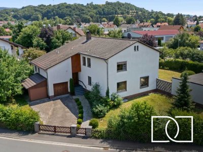 Sofort bezugsfertig! Stilvolles Einfamilienhaus mit Poolhaus und großem Garten in ruhiger Lage