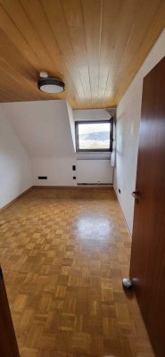 Zimmer in Wohnung mit geteiltem Bad und Küche