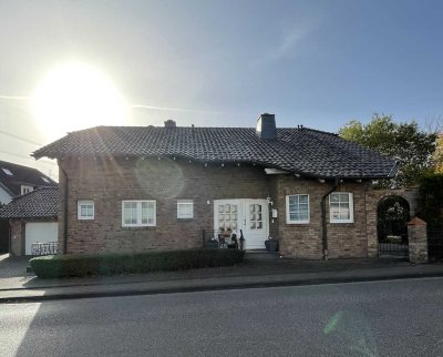 Freistehendes Einfamilienhaus mit großem Garten und Doppelgarage