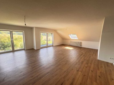 Exklusive 4,5-Zimmer-Dachgeschosswohnung mit geh. Innenausstattung mit zwei Balkonen in Künzell