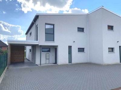 Individuelle, energieeffiziente Doppelhaushälfte (KFW 70) mit Carport in Wob-Kästorf
