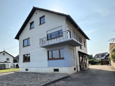 Solide gebautes 2-3 Familienhaus auf einem fantastischen Grundstück mit 3 Garagen, Balkon + Keller