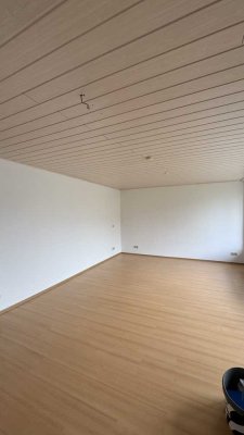 Vollständig renovierte Wohnung mit vier Zimmern und Balkon in Velbert