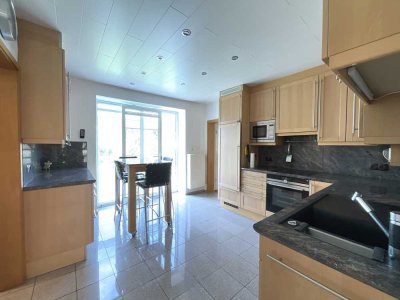 Zweifamilienhaus mit ca 222m² auf zwie Ebenen mit moderner Heizung und schönen Garten in Bad Emstal