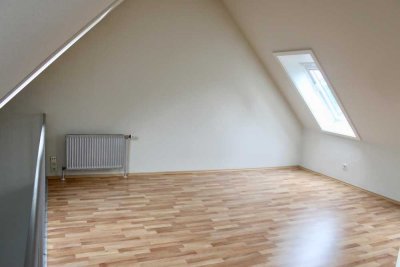 Sonnige, teilmöblierte Wohnung auf 2 Ebenen