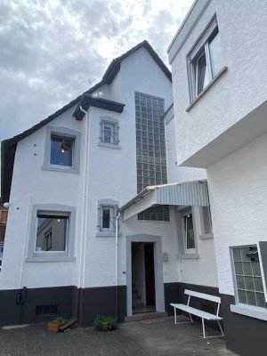 Familienfreundliche 2,5-Zimmer-Altbauwohnung in Feldrandlage: Einbauküche, Stellpl. und Gartenanteil