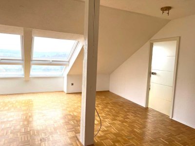 Hübsche 3 ZKB Dachgeschoss Wohnung im 1.OG mit Balkon!