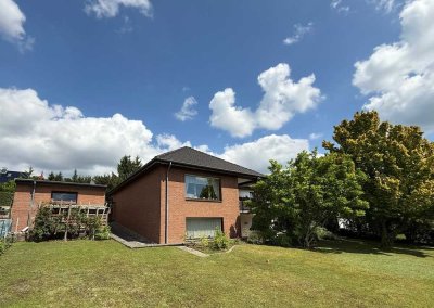 Idyllisches Wohnen: Moderner Winkelbungalow mit Einliegerwohnung und Ausbaureserve in beliebter Lage