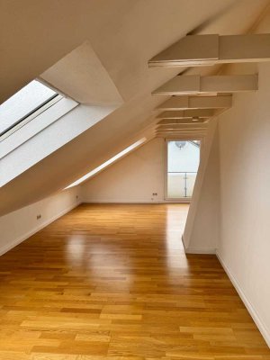 Helle 3-Zimmer-DG-Wohnung mit Balkon und EBK in bester Lage am Westerberg