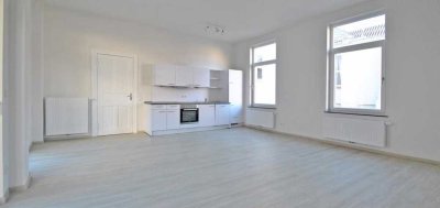 Altbaucharme in der City: Moderne sowie helle 3-Zimmer-Wohnung mit Terrasse