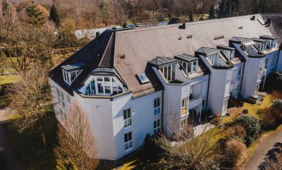 EXKLUSIVE RUHELAGE – LICHTDURCHFLUTETE 2-ZIMMER-DACHGESCHOSSWOHNUNG MIT ZWEI SONNENLOGGIEN