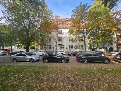Lichtdurchflutetes Wohnen im Dachgeschoss – mitten in Stadtfeld Ost inkl. EBK & Personenaufzug