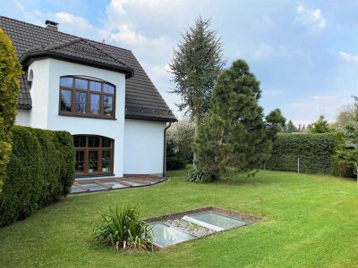 luxuriöses Anwesen - Wohnhaus mit Einliegerwohnung, Pool; Nebengebäude mit Praxis, Garagen uvm