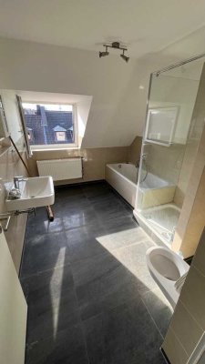 Schöne ZENTRALE 75m² große Dachgeschoss Wohnung in Duissern