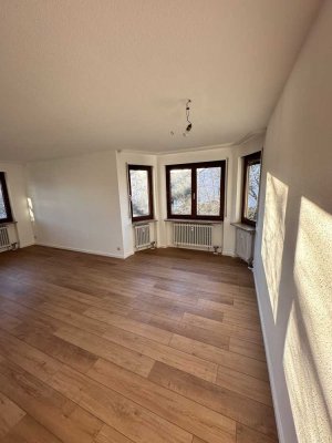 Vollständig renovierte Wohnung mit drei Zimmern sowie Balkon und Einbauküche in Stuttgart