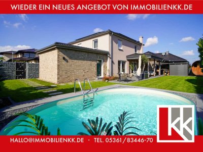 Modern, energieeffizient, stilvoll – Einfamilienhaus mit Pool und PV-Anlage in Rühen
