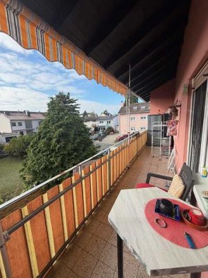 Große, 4 Zimmer-Wohnung + 1 Zimmer außerhalb d. Whg. + überdachten Süd-Balkon+PKW-Stellplatz