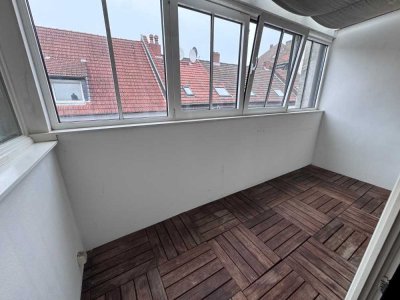 Gemütliche und großzügige 2,5 Zimmer - Altbauwohnung im Dachgeschoss