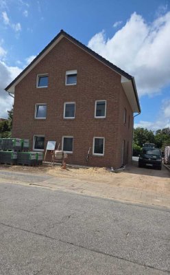 3-Zimmer Mietwohnung im Obergeschoss mit Balkon sowie Carport mit Schuppen in Bremerhaven