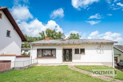 FLUIDUM - sanierungsbedürftiges Einfamilienhaus mit Einliegerwohnung & großer Garage in Hangard!
