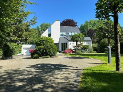 Architektenvilla auf traumhaftem Parkgrundstück mit Flusszugang