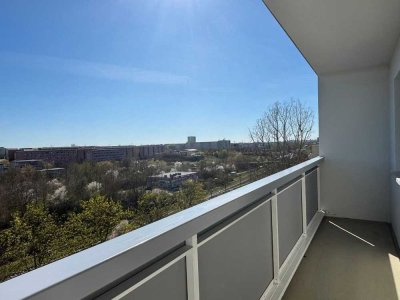 Frisch saniertes Dachgeschoss ohne Schrägen - mit Balkon und Wannenbad!