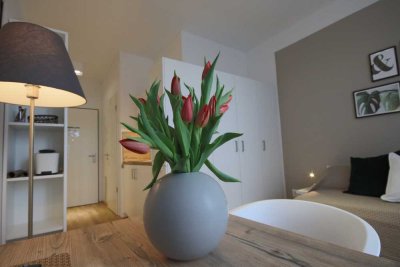 Zuhause mit Balkon, modernes möbliertes Apartment mit Wohlfühl-Einrichtungskonzept