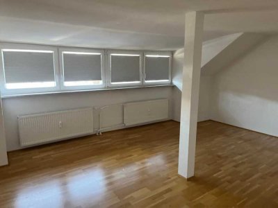 Helle und gepflegte 3,5-Zimmer-Dachgeschosswohnung in Neutraubling