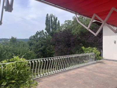 Exklusive, renovierte Wohnung mit Terrasse, Garten und Garage im Villenviertel am Schafberg.