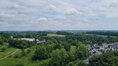 Großzügige helle unmöblierte 4-Zimmer-Wohnung mit 2 Badezimmern und Balkon mit Panoramablick