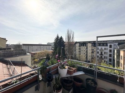 Top Sanierte 2,5-Zimmer DG-Wohnung mit Balkon, Aufzug und Stellplatz im beliebten Striesen