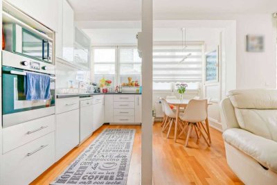 Moderne Wohnung in tadellosem MFH - Lichtdurchflutete 4 Zi-Whg mit Balkon, Stellplatz und Gäste-WC
