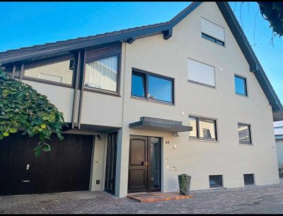 Stilvolle, modernisierte 4-Zimmer-Terrassenwohnung mit geh. Innenausstattung mit Balkon und EBK