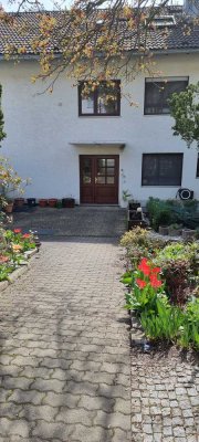 Sanierte 2,5-Zimmer-Dachgeschosswohnung mit EBK und Garten in Würzburg + (Garage optional))