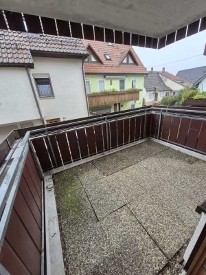 Renovierte 2 Zimmer Wohnung im 1.OG mit EBK, Balkon, Keller sowie TG-Platz in 71272 Rennigen