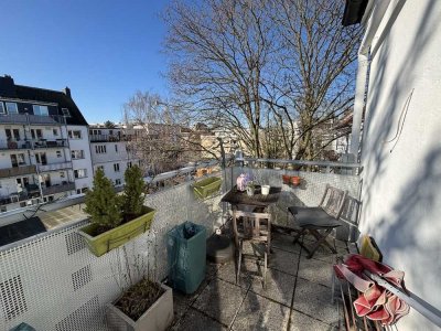 Vermietete Altbauwohnung im obersten Stockwerk mit großem Balkon