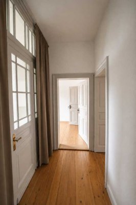 Helle 3-Zi.- Altbauwohnung mit Balkon und Einbauküche - zentral in Wiesbaden
